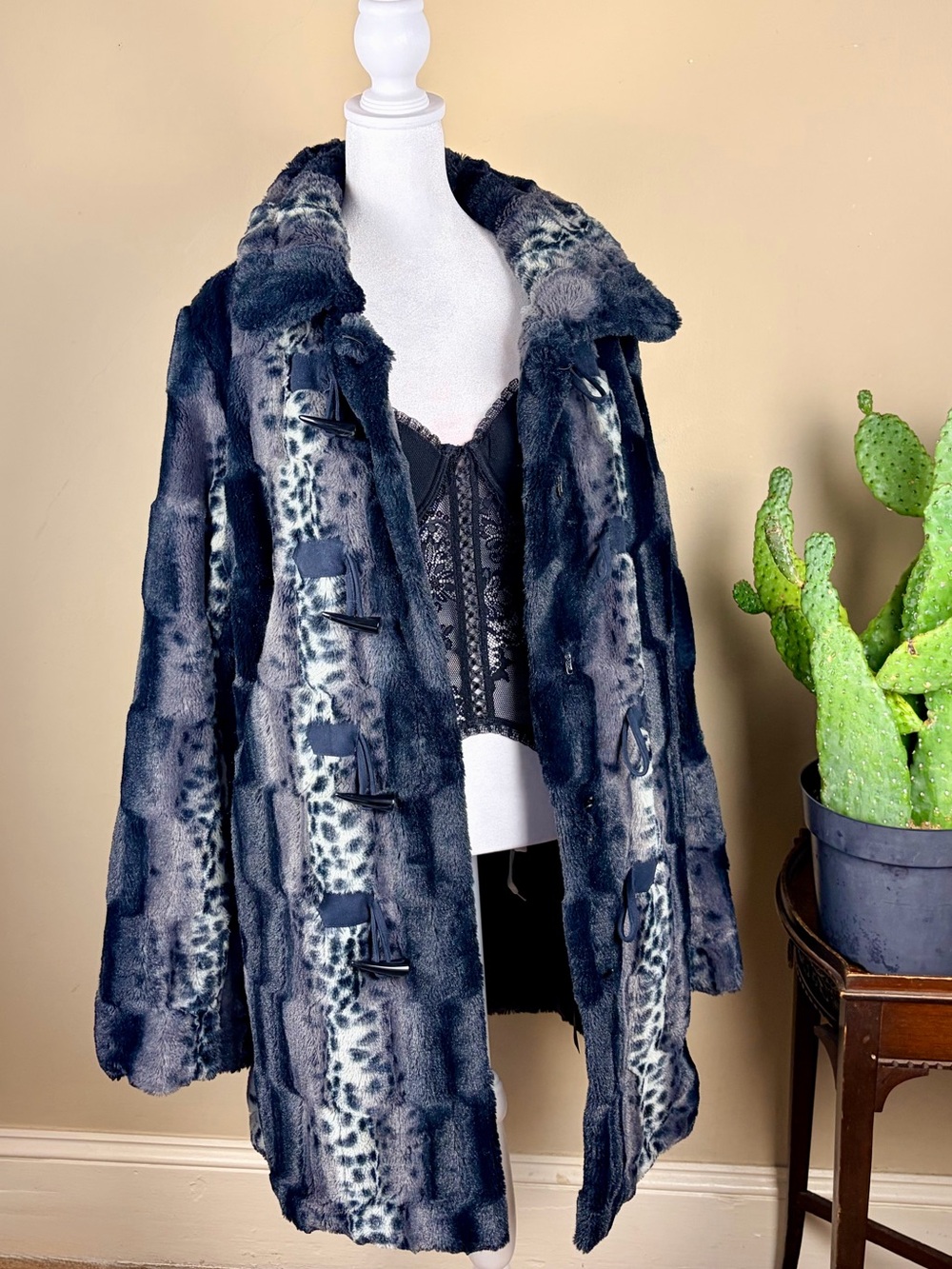Dennis Basso Faux Fur coat Size XL Reversible Black Gray Mobwife Vibe Cozy Lux